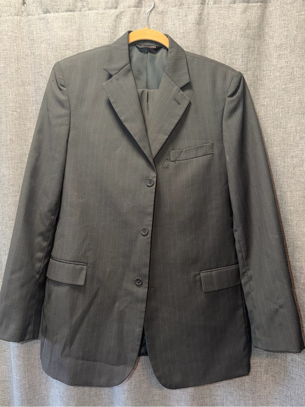Bolzano Boy's Gray Pinstripe 2-piece suit size 20p